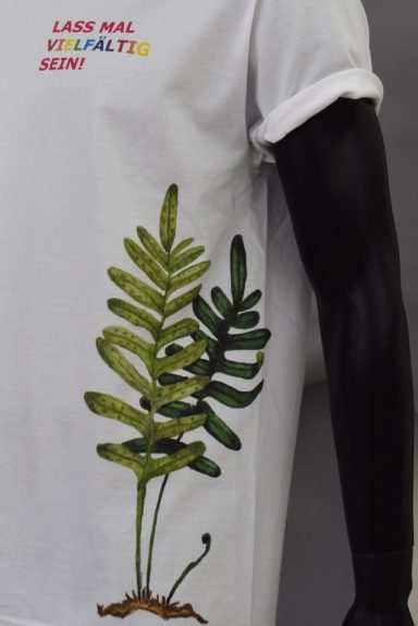 Weißes T-Shirt mit grünem Pflanzenmotiv und buntem Text auf Brusthöhe.