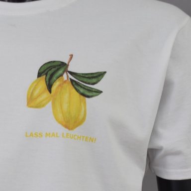 Weißes T-Shirt mit gelben Zitronen und dem Schriftzug "Lass mal leuchten".