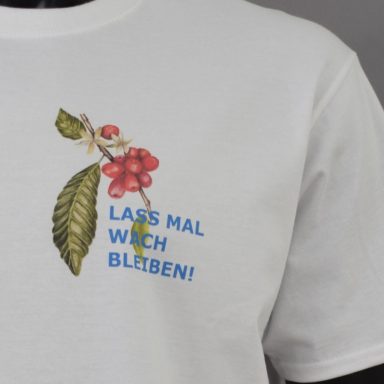 Weißes T-Shirt mit einer roten Beerenillustration und dem Text "Lass mal woch bleiben!"