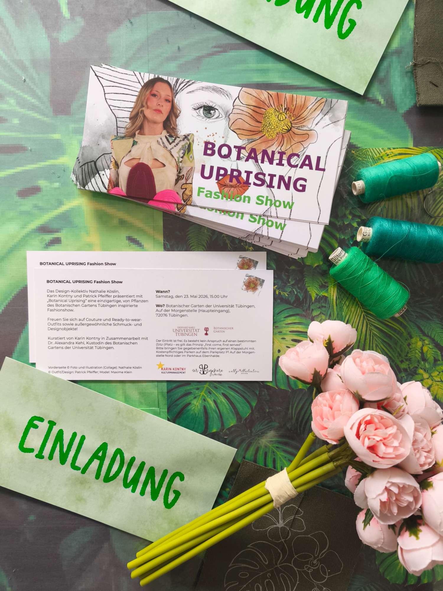 Einladungskarten und Umschläge Einladungskarten und Verpackungen mit botanischem Design auf einem grünen Hintergrund.
